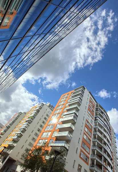 现代公寓与蓝蓝的天空 — 图库照片